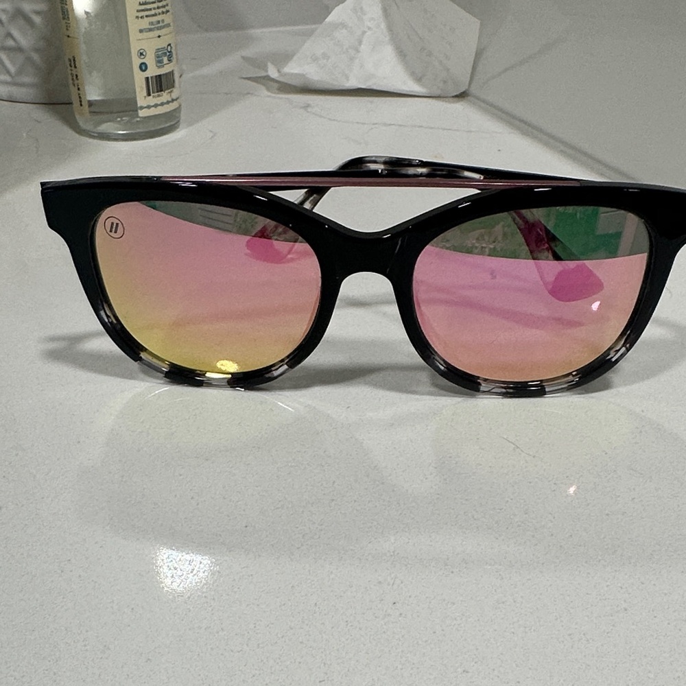 Chic Black Sunglasses with Pink Gradient Lenses